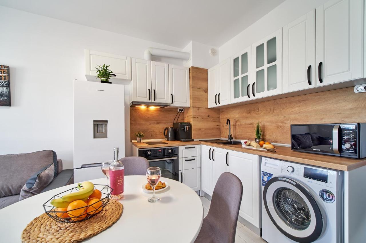 Cozy Apartment With Balcony On The Black Sea- Part Of The Family 'Vicki Apart Varna Exterior foto
