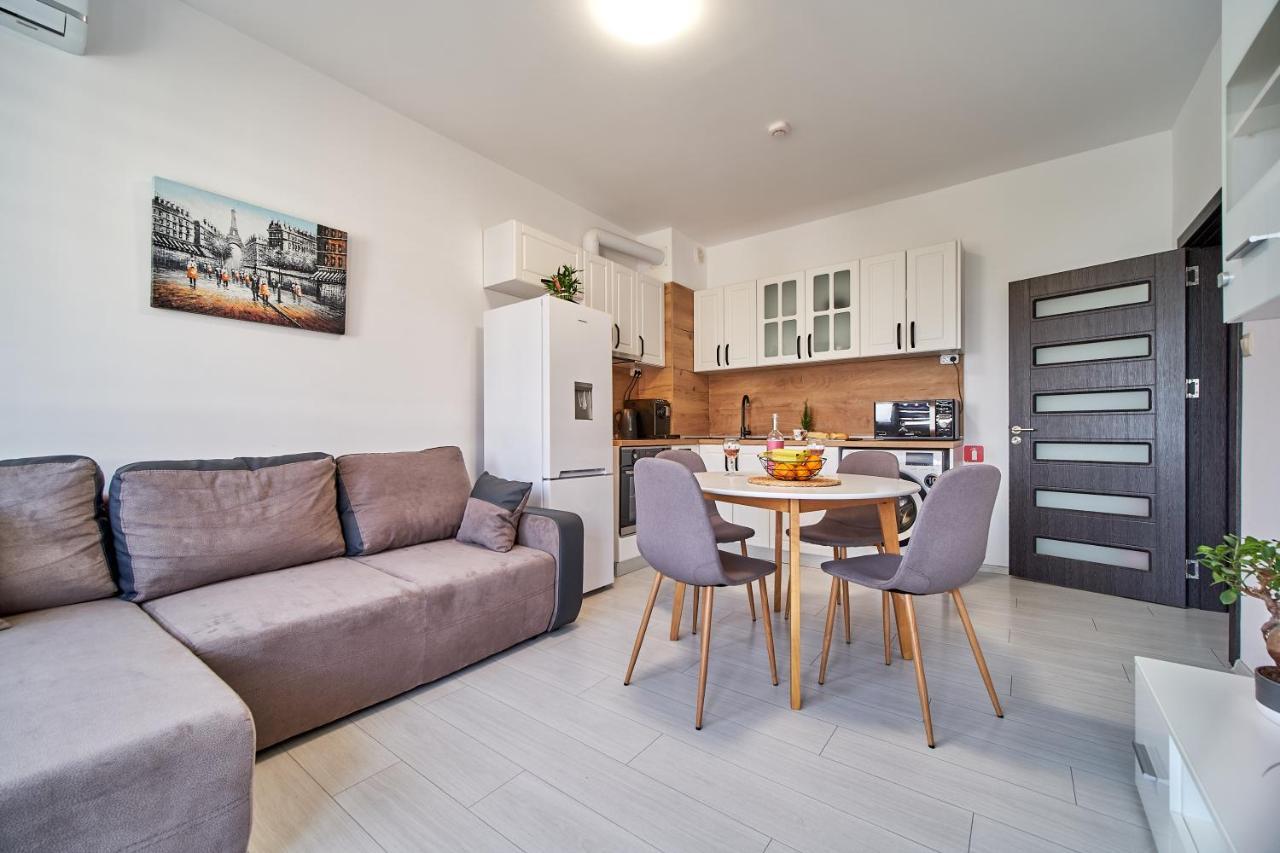 Cozy Apartment With Balcony On The Black Sea- Part Of The Family 'Vicki Apart Varna Exterior foto