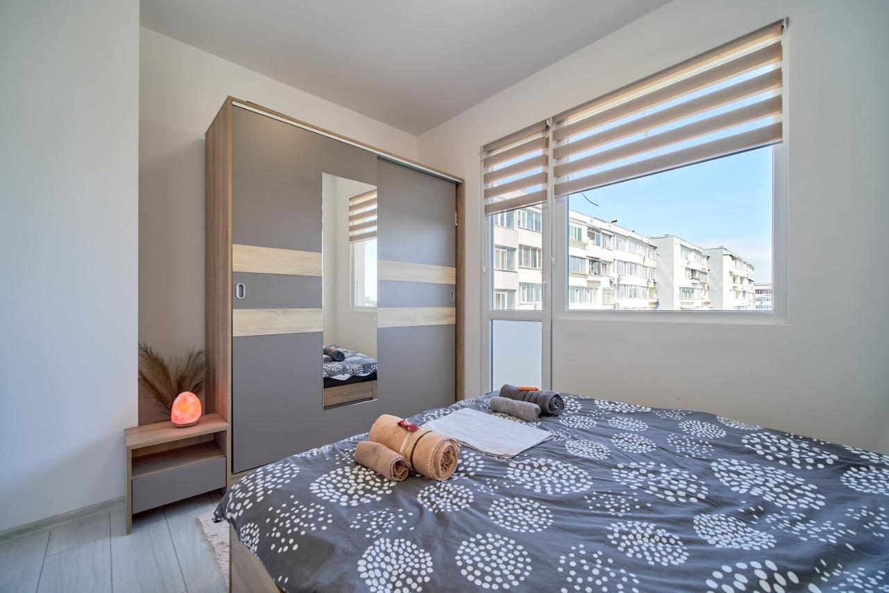 Cozy Apartment With Balcony On The Black Sea- Part Of The Family 'Vicki Apart Varna Exterior foto